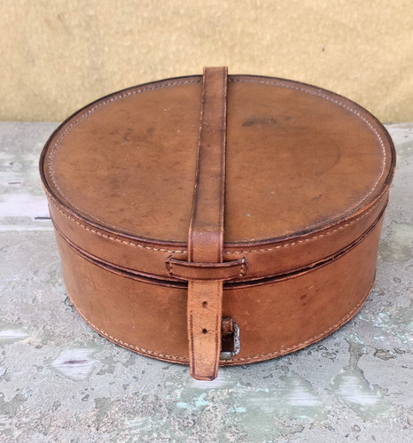 Antique vintage leather - /,